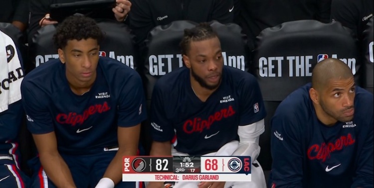 连续被阿夫迪亚点名！加兰被吹犯规不满 换下后还在抱怨吃T